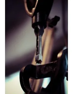 HOLZPROFI - KTPM Kit De Transformation Perceuse à Colonne En Mortaiseuse à Bédane Carré -Outillage Boutique HOLZPROFI KTPM Kit de transformation perceuse a colonne 1